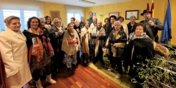 El alcalde de Carbajosa entrega el bastón de mando a Rosario Martín como aguedera mayor