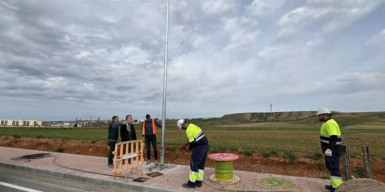 Carbajosa instala alumbrado público en la carretera de Navahonda y el parque ‘Fuente de Valdehigal’ con 53 puntos de iluminación led
