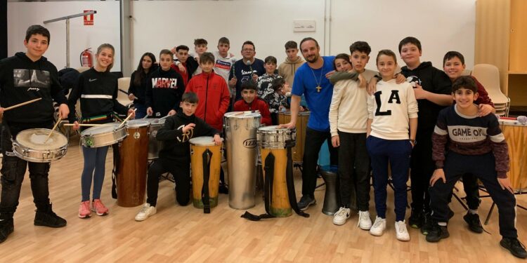 El taller de percusión de Cibercarba marca el ritmo para iniciar el Carnaval en Carbajosa