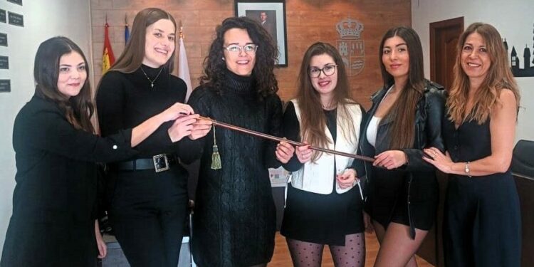 Las jóvenes mantienen viva la tradición de las Águedas en Castellanos y garantizan su continuidad al recibir el bastón de mando