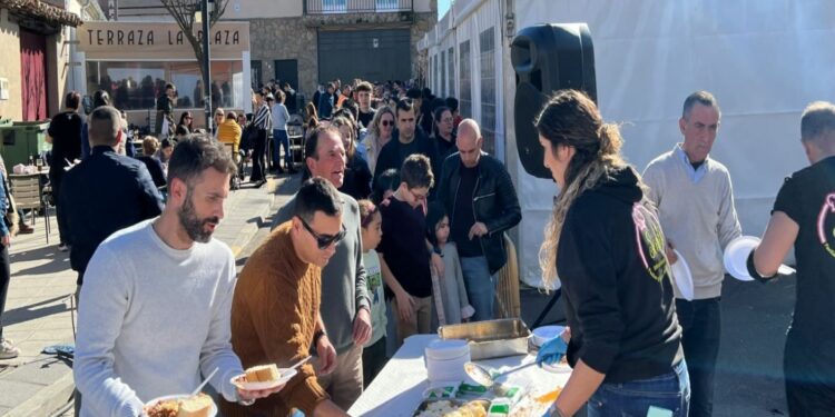 Fila interminable de vecinos de Castellanos para degustar los 100 kilos de chichas y 600 huevos fritos