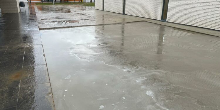 El Ayuntamiento de Castellanos acondiciona la zona de arena del patio del colegio como zona de juegos para los más pequeños