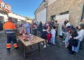 La jornada matancera con el chamuscado y despiece de dos cerdos de montanera reúne a los vecinos de Castellanos