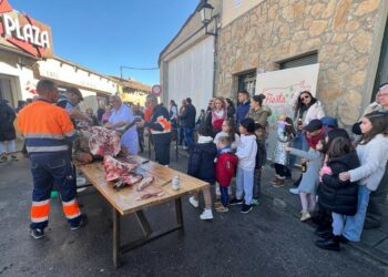 La jornada matancera con el chamuscado y despiece de dos cerdos de montanera reúne a los vecinos de Castellanos