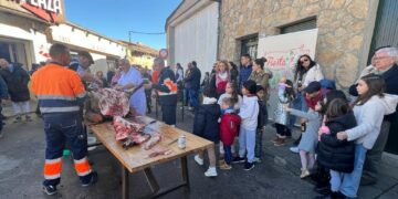 La jornada matancera con el chamuscado y despiece de dos cerdos de montanera reúne a los vecinos de Castellanos
