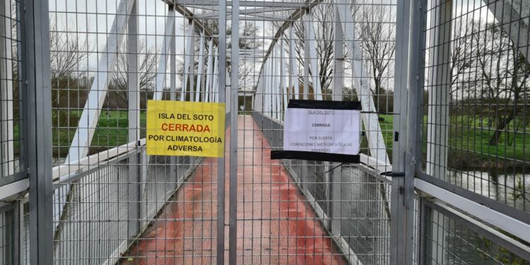 Las fuertes rachas de viento obligan a cerrar la Isla del Soto