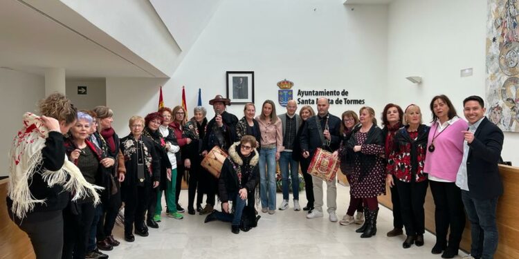 Las Águedas mantienen vivas las tradiciones y un año más reciben el bastón de mando en el Ayuntamiento