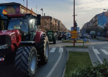 Los agricultores llevan sus tractores y sus reivindicaciones hasta las calles de Santa Marta