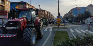 Los agricultores llevan sus tractores y sus reivindicaciones hasta las calles de Santa Marta