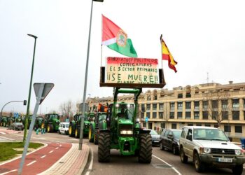 Santa Marta recibe más de cien tractores para dificultar el tráfico en las rotondas de acceso a la ciudad