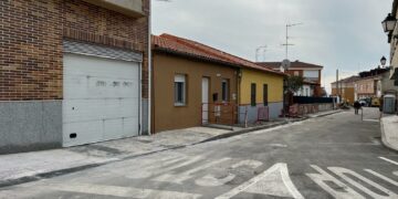 La calle Nueva de Cabrerizos estrena acera para facilitar la accesibilidad de los peatones