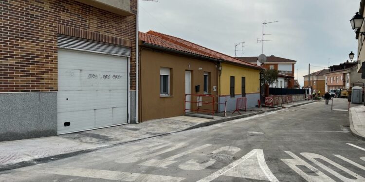 La calle Nueva de Cabrerizos estrena acera para facilitar la accesibilidad de los peatones