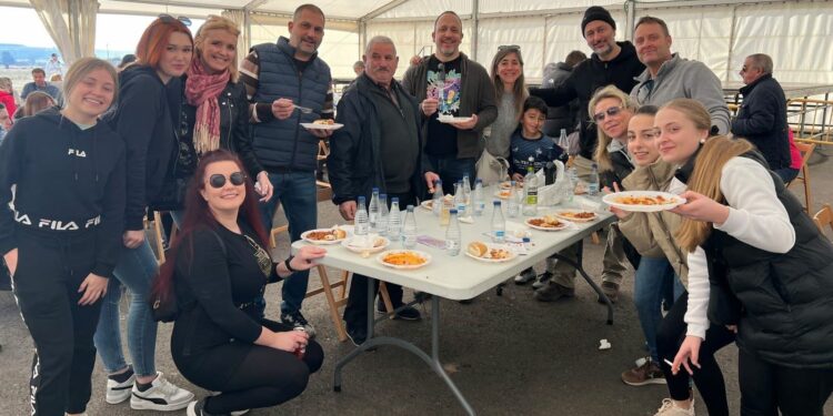 Más de 500 kilos de chichas y 2.000 huevos completan la comida solidaria de Las Candelas