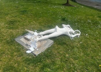 Los vándalos vuelven a actuar y destrozan una escultura en la pista de tenis cubierta
