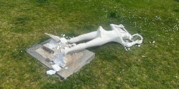 Los vándalos vuelven a actuar y destrozan una escultura en la pista de tenis cubierta