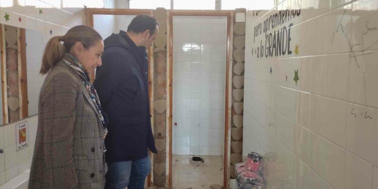 El Ayuntamiento acomete la reforma integral de los baños del colegio San Blas