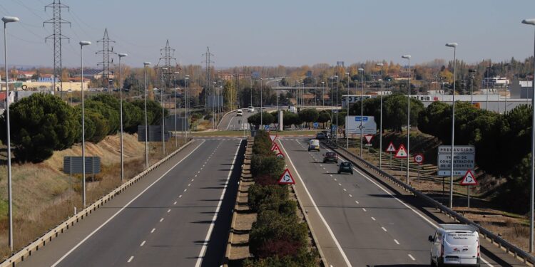 El Ayuntamiento con el apoyo de los parlamentarios populares instan al Gobierno a que informe sobre la ejecución de la pasarela peatonal entre los polígonos Montalvo I y III de Carbajosa