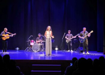 La voz rasgada de Nereida encandila al público de Villares ante un Auditorio Municipal abarrotado