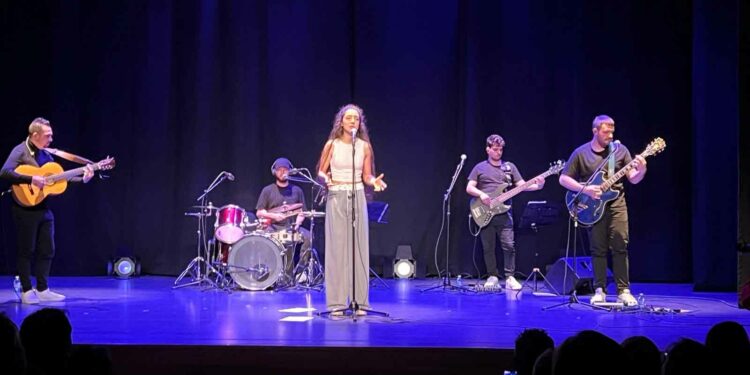 La voz rasgada de Nereida encandila al público de Villares ante un Auditorio Municipal abarrotado