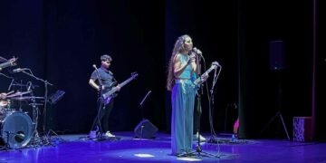 La voz rasgada de Nereida encandila al público de Villares ante un Auditorio Municipal abarrotado