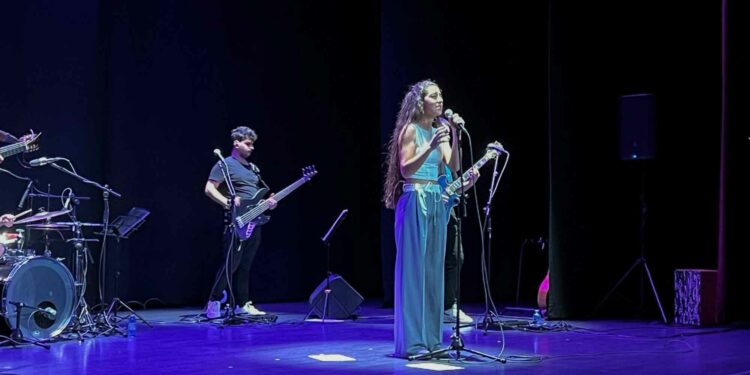 La voz rasgada de Nereida encandila al público de Villares ante un Auditorio Municipal abarrotado