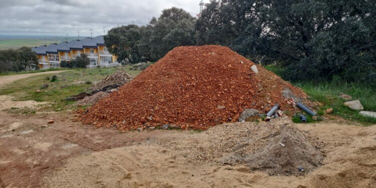 El PP de Carrascal denuncia la presencia de escombros desde hace varios meses en los caminos del municipio