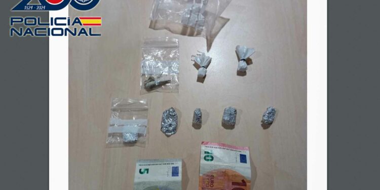Detenido un joven con varios envoltorios de hachís y speed listos para la venta