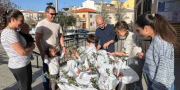 Encinas, robles y quejigos para los primeros participantes en la iniciativa ‘Mi árbol en Carbajosa’