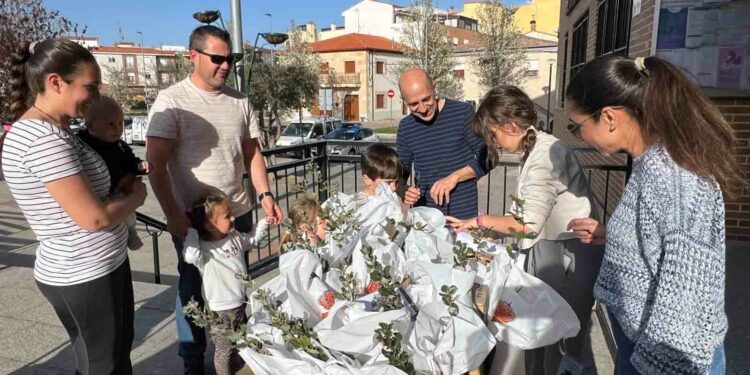 Encinas, robles y quejigos para los primeros participantes en la iniciativa ‘Mi árbol en Carbajosa’