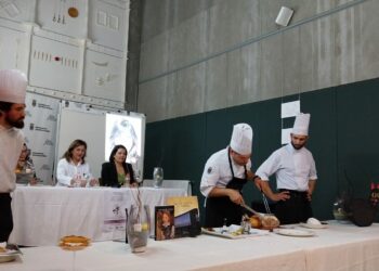 Literatura y gastronomía en la presentación de ‘Los gatos no hacen preguntas’ de Isabel Bernardo