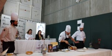 Literatura y gastronomía en la presentación de ‘Los gatos no hacen preguntas’ de Isabel Bernardo