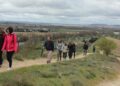 Los vecinos de Cabrerizos disfrutan del paisaje en el paseo por la Ruta de la Cornisa