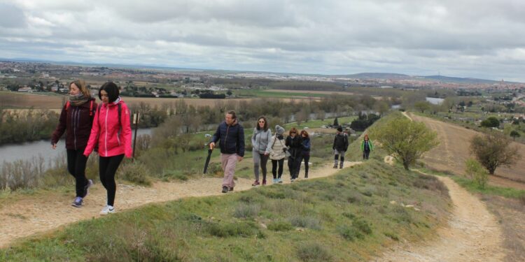 Los vecinos de Cabrerizos disfrutan del paisaje en el paseo por la Ruta de la Cornisa