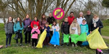 Una quincena de voluntarios participan en la jornada ambiental de limpieza de la ribera del río