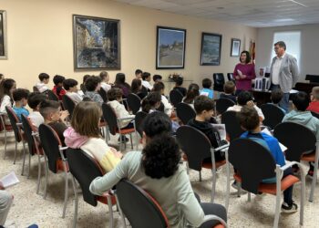 El alcalde de Cabrerizos enseña a los alumnos de 4º de Primaria del CRA La Flecha el Ayuntamiento, su funcionamiento y organización