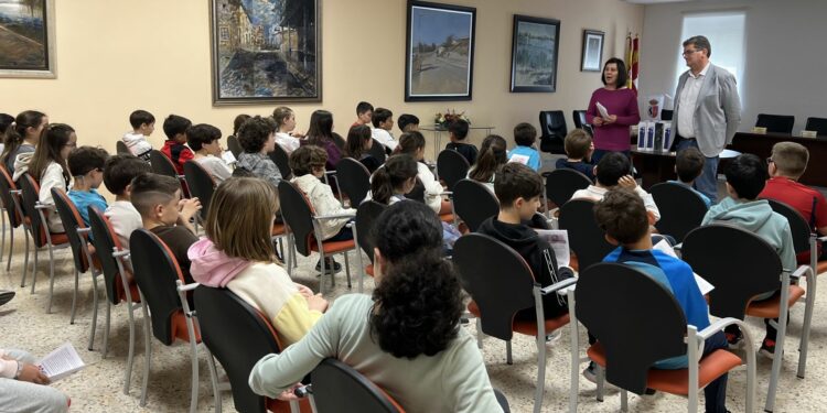 El alcalde de Cabrerizos enseña a los alumnos de 4º de Primaria del CRA La Flecha el Ayuntamiento, su funcionamiento y organización