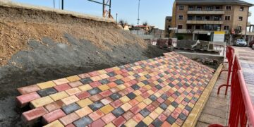 Carbajosa recubre el talud lateral de la pista de pump track con adoquines para mejorar la seguridad de los deportistas