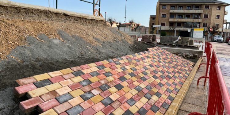 Carbajosa recubre el talud lateral de la pista de pump track con adoquines para mejorar la seguridad de los deportistas