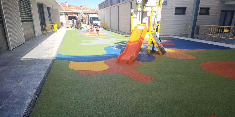 Los escolares de Infantil de Castellanos ya tienen lista la nueva zona de juegos del patio para su estreno