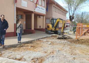 Santa Marta acondiciona la entrada del colegio Martín Gaite para mejorar la accesibilidad