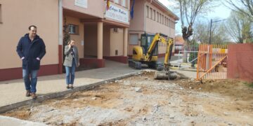 Santa Marta acondiciona la entrada del colegio Martín Gaite para mejorar la accesibilidad