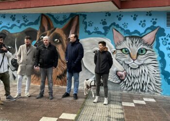 La Isla del Soto acogerá una Feria de Mascotas para evitar el abandono animal, un problema al que Rober ‘Bece’ da visibilidad en un nuevo mural