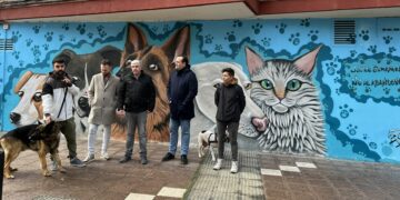 La Isla del Soto acogerá una Feria de Mascotas para evitar el abandono animal, un problema al que Rober ‘Bece’ da visibilidad en un nuevo mural