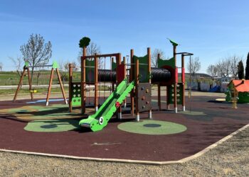 El parque Tonucci de Villamayor ya luce sus nuevos juegos infantiles