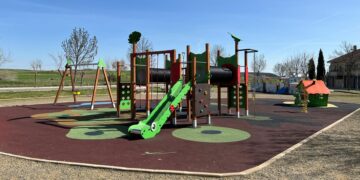 El parque Tonucci de Villamayor ya luce sus nuevos juegos infantiles