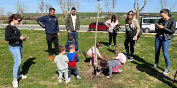 Los más pequeños de Villamayor participan en la plantación de árboles en La Hacienda