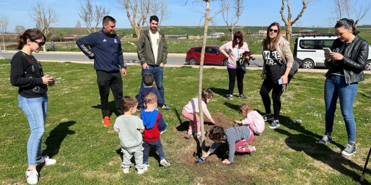 Los más pequeños de Villamayor participan en la plantación de árboles en La Hacienda