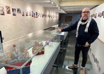 Antonio Nuñez muestra su delicadeza y devoción en las réplicas de pasos de Semana Santa en miniatura expuestos en Villares
