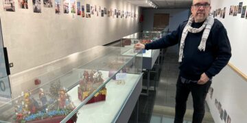 Antonio Nuñez muestra su delicadeza y devoción en las réplicas de pasos de Semana Santa en miniatura expuestos en Villares