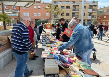 Éxito del mercadillo solidario de Villares con 210 libros vendidos y 402 euros recaudados para Pyfano
